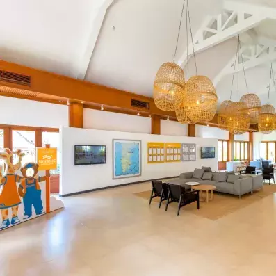 réception de l'hôtel avec fauteuils et tables bases