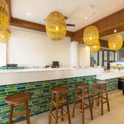 bar avec chaises hautes et comptoir