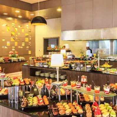 buffet de l'hôtel avec des variétés de plats et desserts