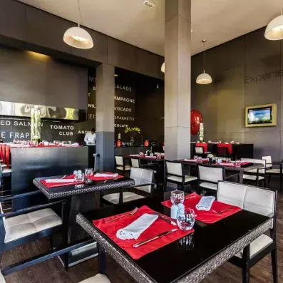 restaurant à la carte, table avec chaise et couverts en rouge et blanc