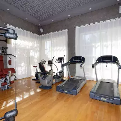 salle de sport extérieur de l'hôtel bien équipée