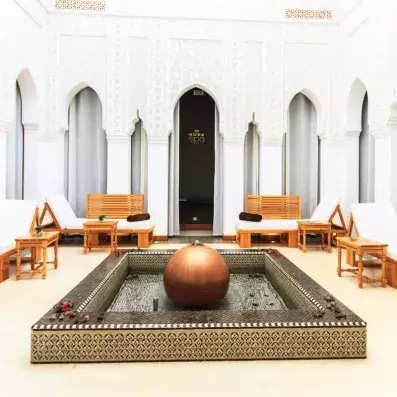 Patio du spa avec une fontaine au milieu de la cours 