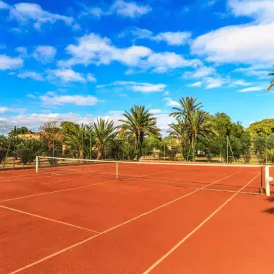 court de tennis extérieur de l'hôtel avec ciel bleu