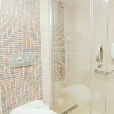 salle de bain avec douche 