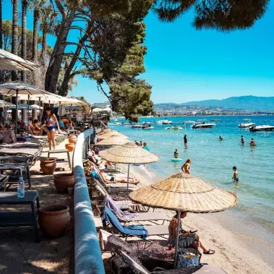 plage avec transats et parasols 