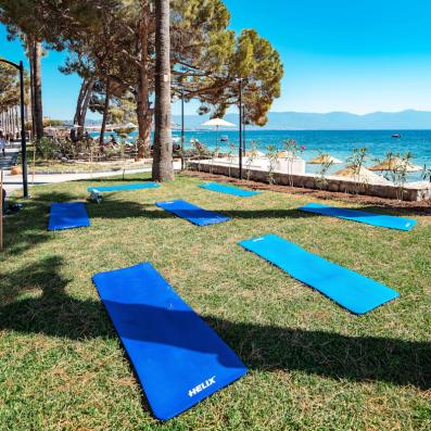 tapis de yoga face à la mer 