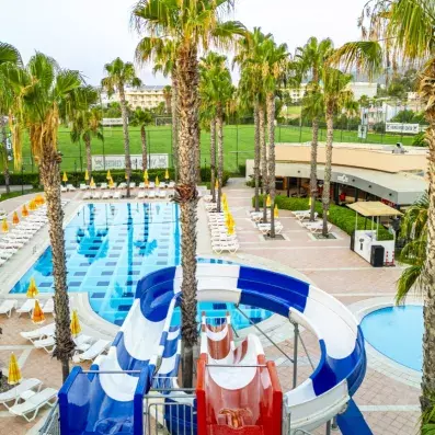 piscine avec toboggans