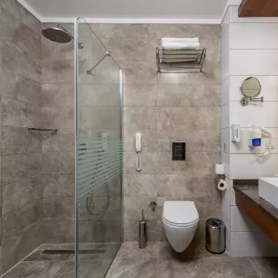 salle de bain avec douche 