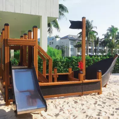 aire de jeux extérieur pour enfant avec toboggan