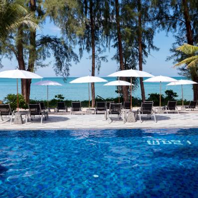 piscine et transats
