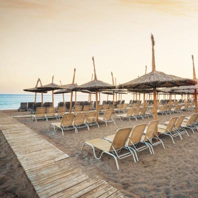 plage avec transats et parasols