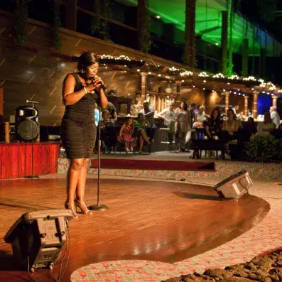 live music sur scène devant le public