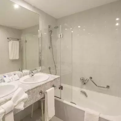 salle de bains avec baignoire et mirroir