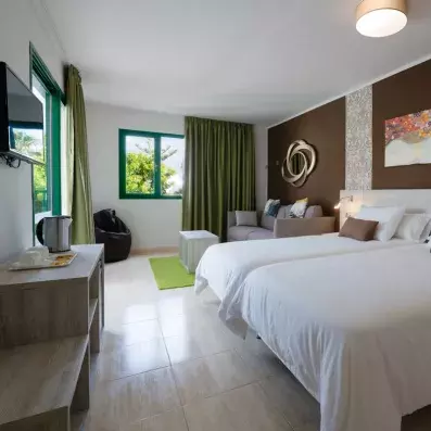 chambre avec deux lits twin et canapé