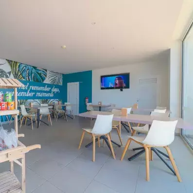 hall d'entrée avec comptoir de réception