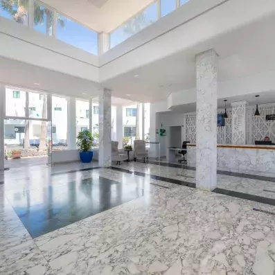 grand espace avec le hall d'entrée