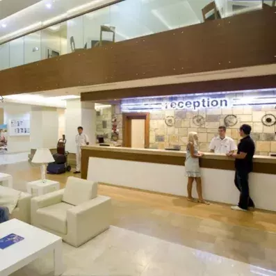 hall d'entrée avec comptoir de réception