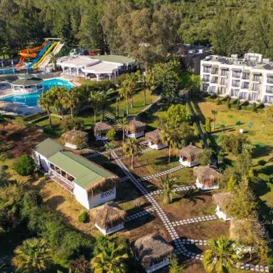 vue en hauteur de l'hôtel et de ses bâtiments