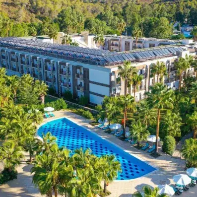 vue de l'hôtel et de la piscine avec des palmiers