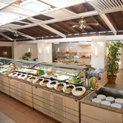 buffet en long dans la salle de restaurant