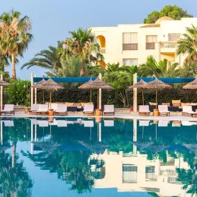 piscine avec transats 