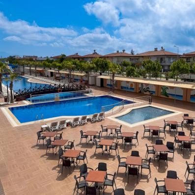 bar extérieur piscine