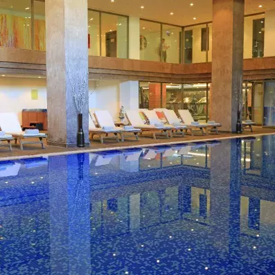 piscine intérieure avec transats