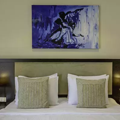 chambre avec un lit et tableau