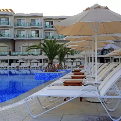 piscine de l'hôtel avec transats