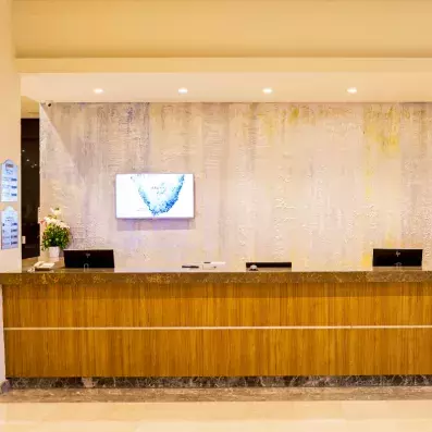 entée avec comptoir de réception