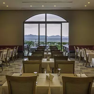 salle de restaurant avec vue sur le jardin