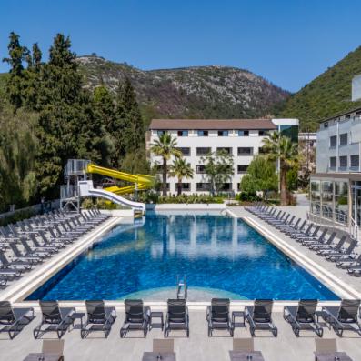 piscine avec toboggans