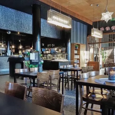 Détendez-vous au café de l'Hôtel Merihovi après une journée d'activités en Laponie.