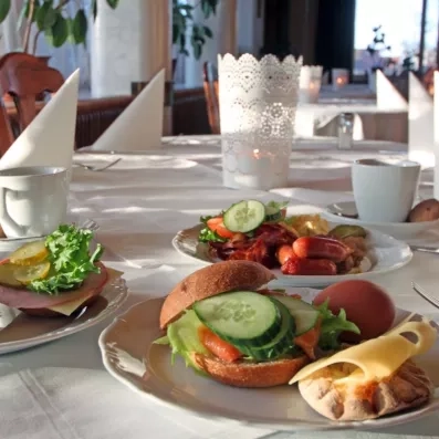 Savourez un petit-déjeuner copieux inclus dans votre séjour à l'Hôtel Merihovi en Laponie.