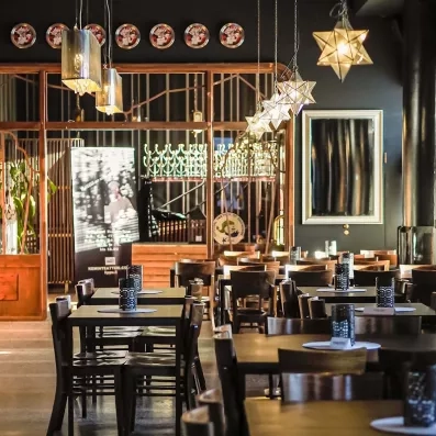 Ambiance cosy au bar de l'Hôtel Merihovi, idéal pour vos vacances en Laponie.