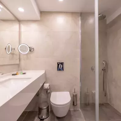 salle de bain avec douche 