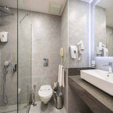 salle de bain avec douche