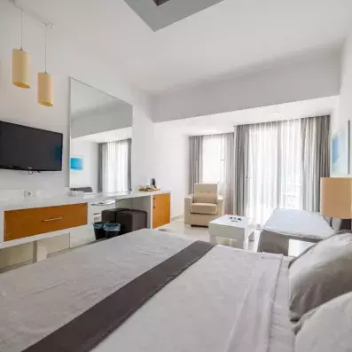 chambre avec un lit double et un espace salon