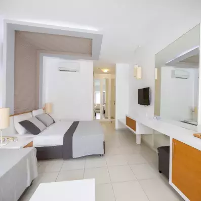 chambre avec un lit double et une télévision murale 