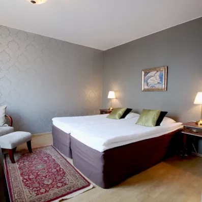 Chambre double confortable à l'Hôtel Merihovi, parfaite pour un week-end romantique en Laponie.