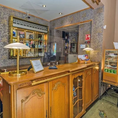 Découvrez la réception chaleureuse de l'Hôtel Merihovi pour votre prochain séjour en Laponie.