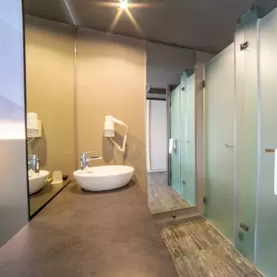 salle de bain avec douche 