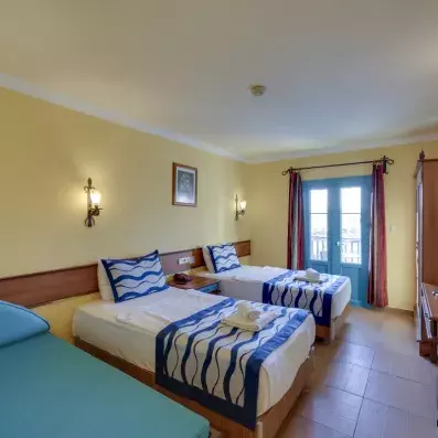 chambre club room avec trois lits simples