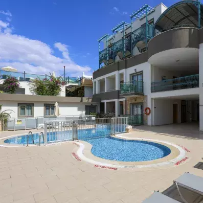 piscine extérieure avec vue sur les chambres de l'hôtel