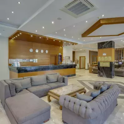 hall d'entrée avec canapés et fauteuils