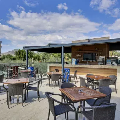 snack bar de l'hôtel sur la terrasse en hauteur