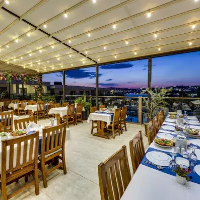 salle de restaurant sur la terrasse de l'hôtel 