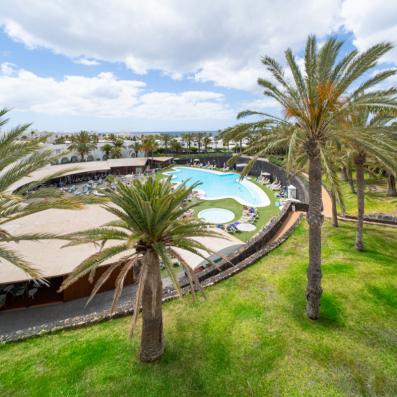 piscine vue de loin 