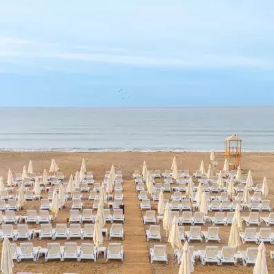 plage avec transats et parasols