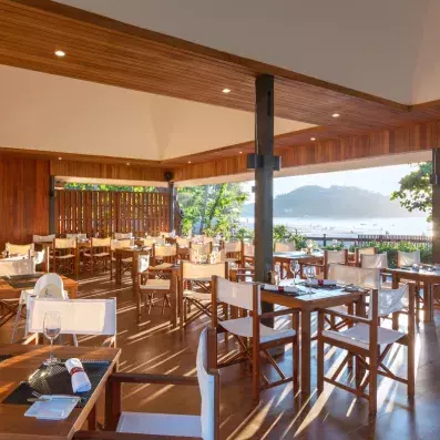 salle de restaurant en bois